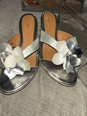 Jaclyn Smith Silver Floral Leather Slide Sandals